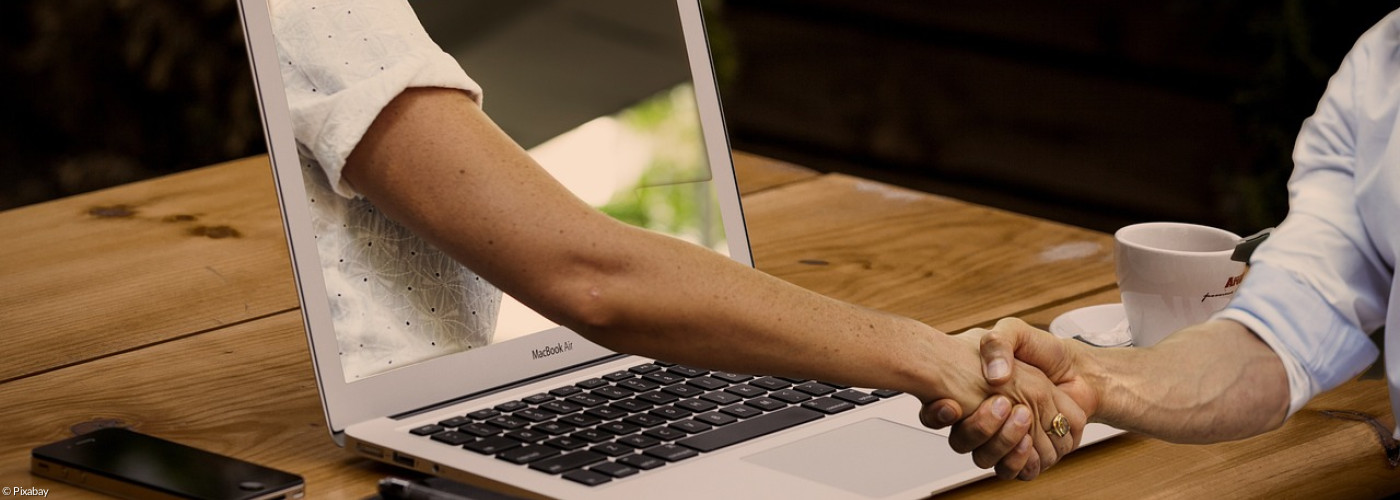 Eine Hand aus dem Compiuter